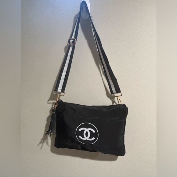 SALE 🔥 NWT CHANEL beauty w/adjustable strap Black nylon CC logo Bag black - Picture 3 of 8